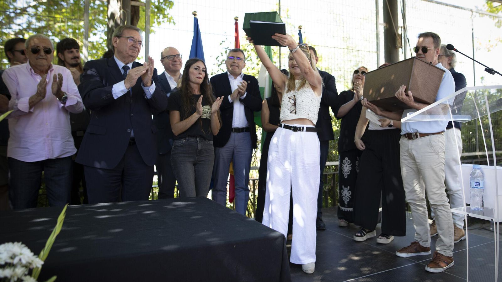 Rosario, tras recibir los restos de su abuelo Juan de Dios Adarve López.