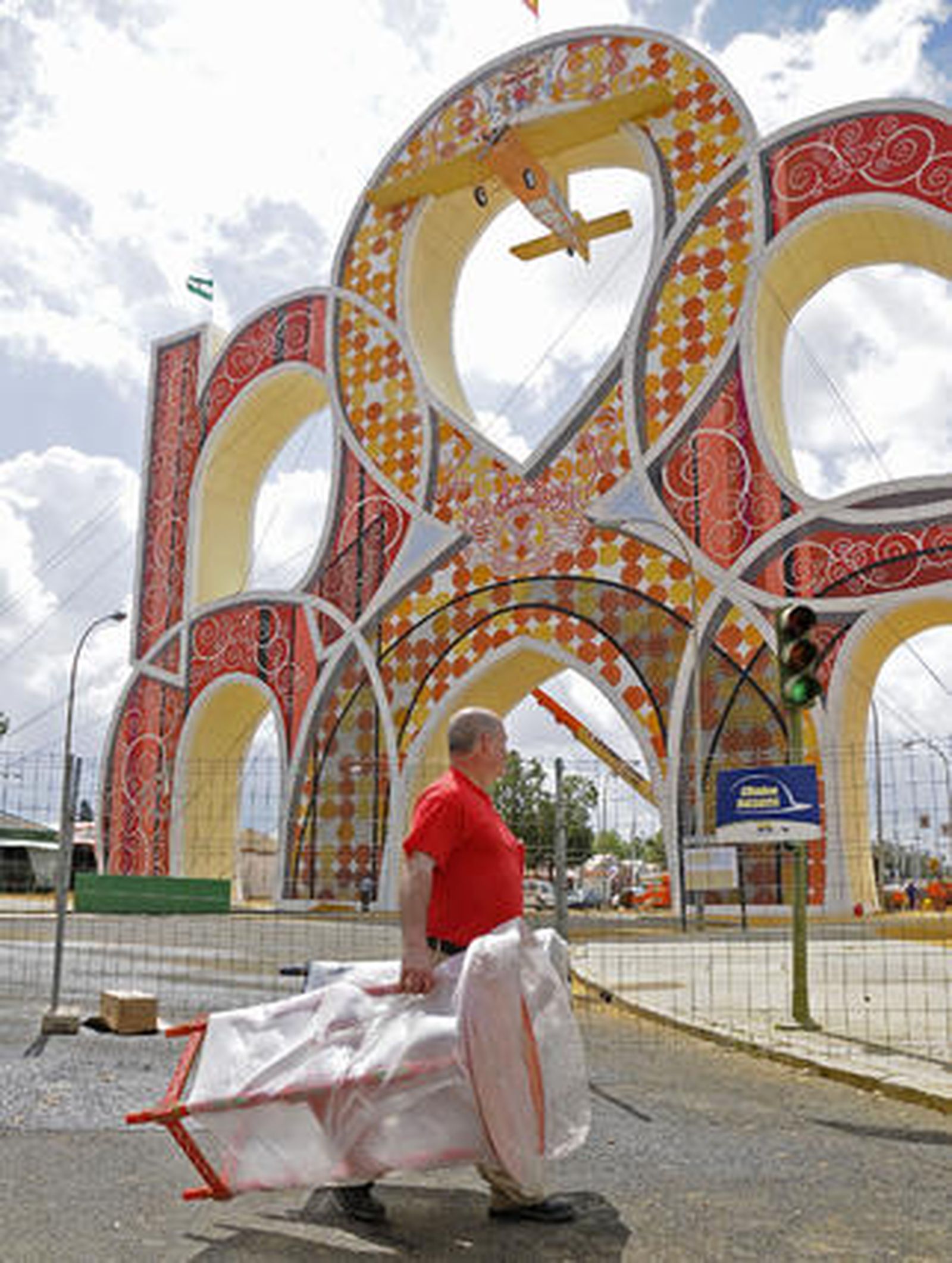 Un hombre traslada una mesa para las casetas.

Foto: Juan Carlos  Vázquez