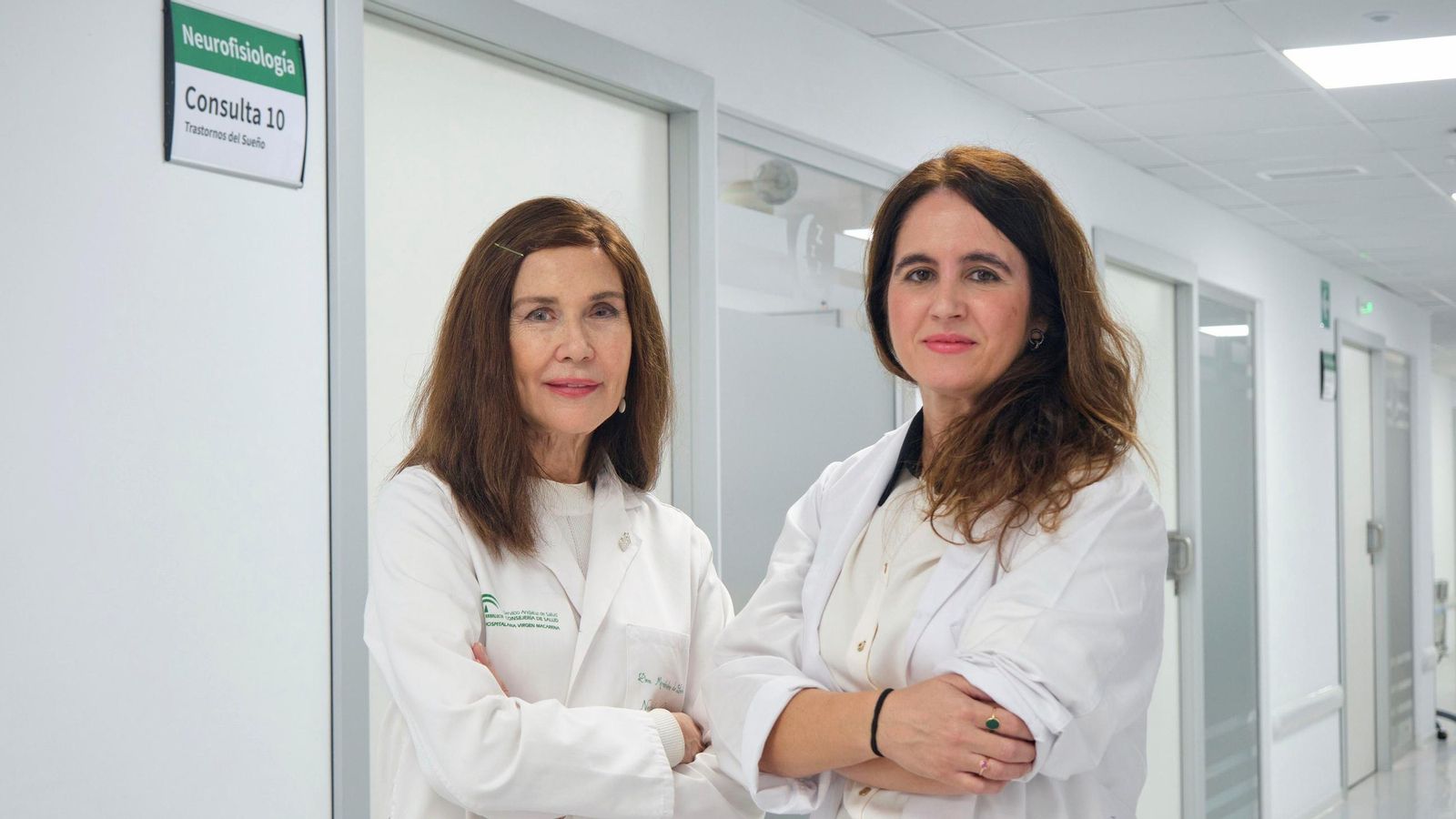 La responsable de la Unidad del Sueño, y directora de la terapia, María Aguilar, junto a la jefa de Neurofisiología, Carmen Menéndez de León.