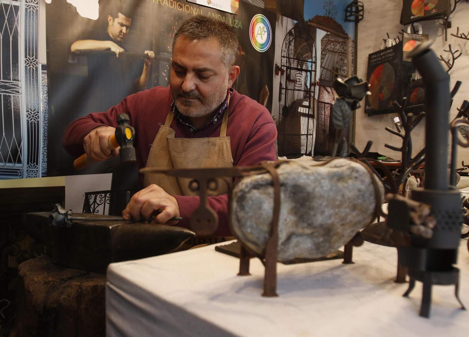 Juan José Gómez trabajando con el martillo y el yunque en su 'stand'.