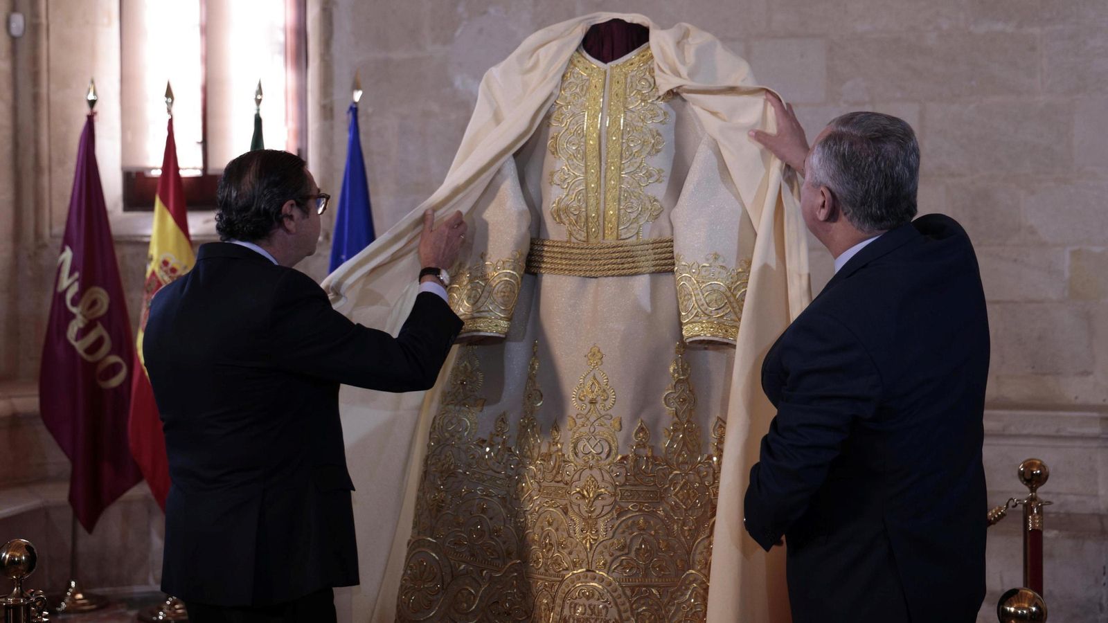 Momento en que se descubre la nueva túnica para el sagrado titular de San Gonzalo.