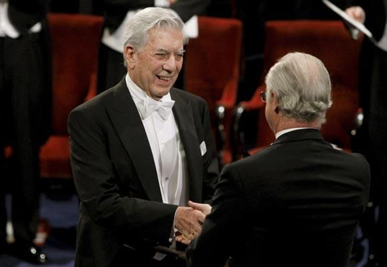 El Gobierno ofrece a Vargas Llosa dirigir el Cervantes