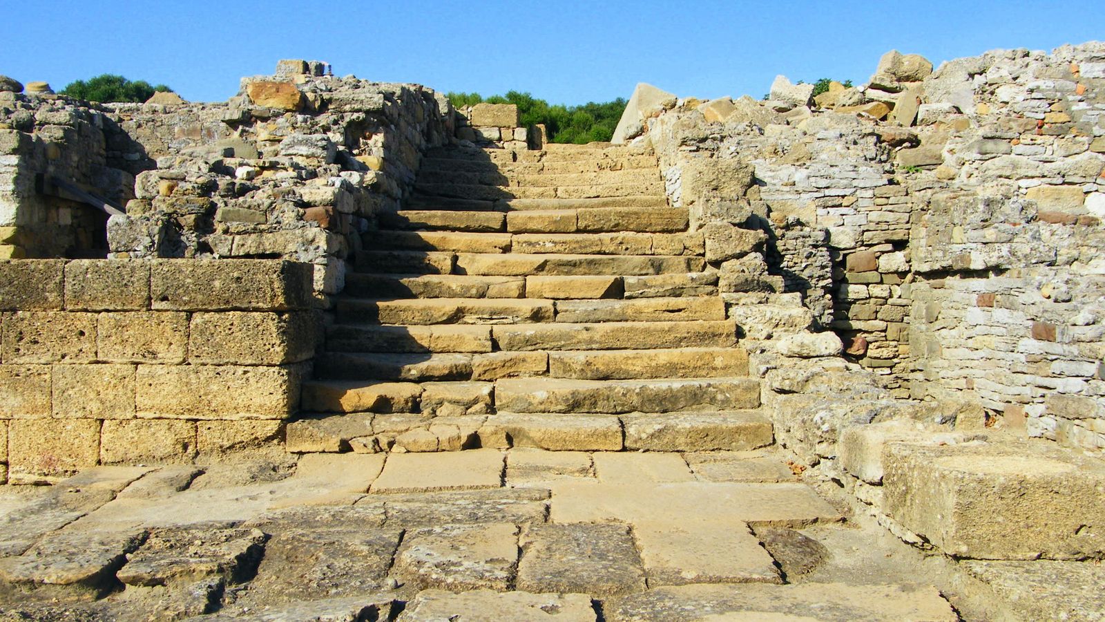 De origen fenicio, pasó a ser en época romana la primera colonia latina establecida fuera del suelo itálico.