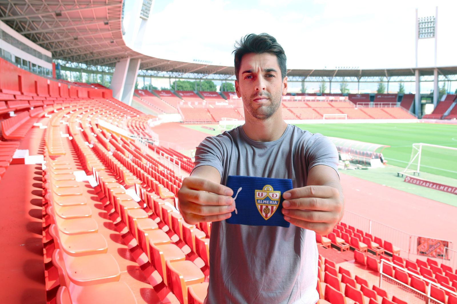 De la Hoz ha estado 5 campañas en la UDA, logrando un ascenso, una permanencia en Primera y convirtiéndose en capitán