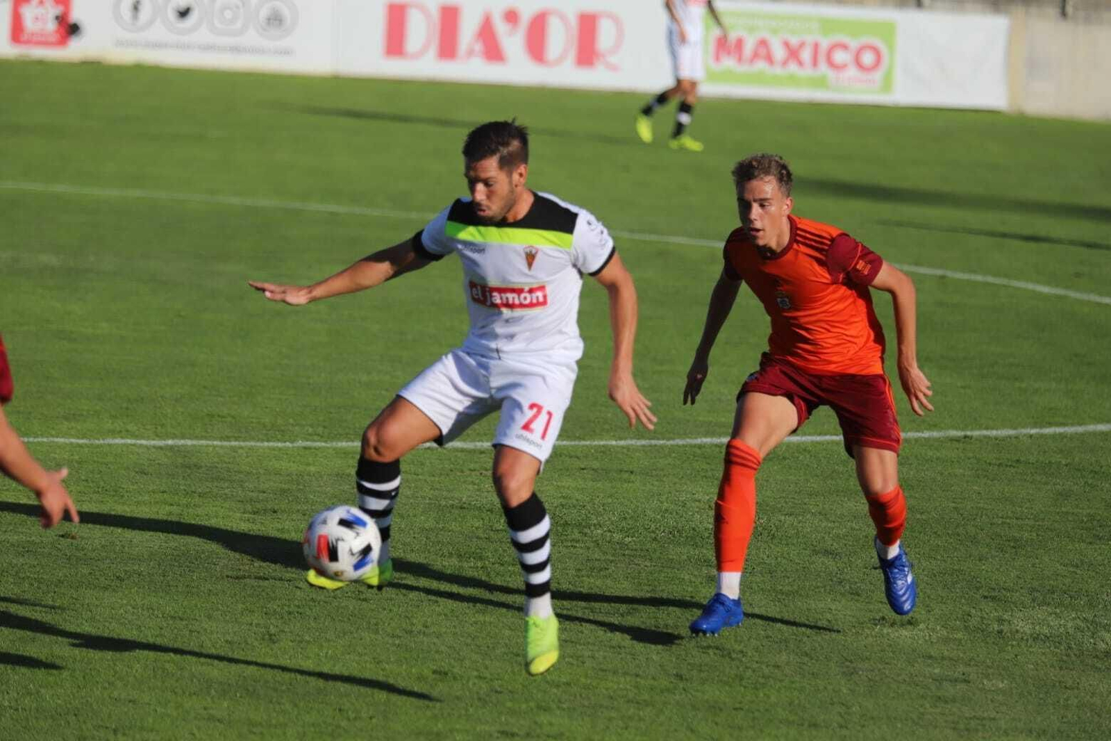Javi Medina protege el cuero ante la presión de Fran en el encuentro de esta tarde.