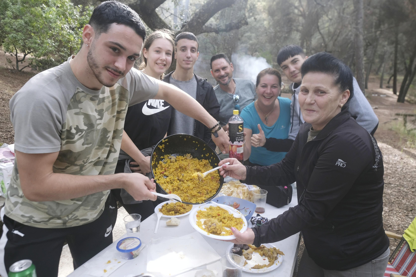 Una familia muestra el resultado de su arroz.