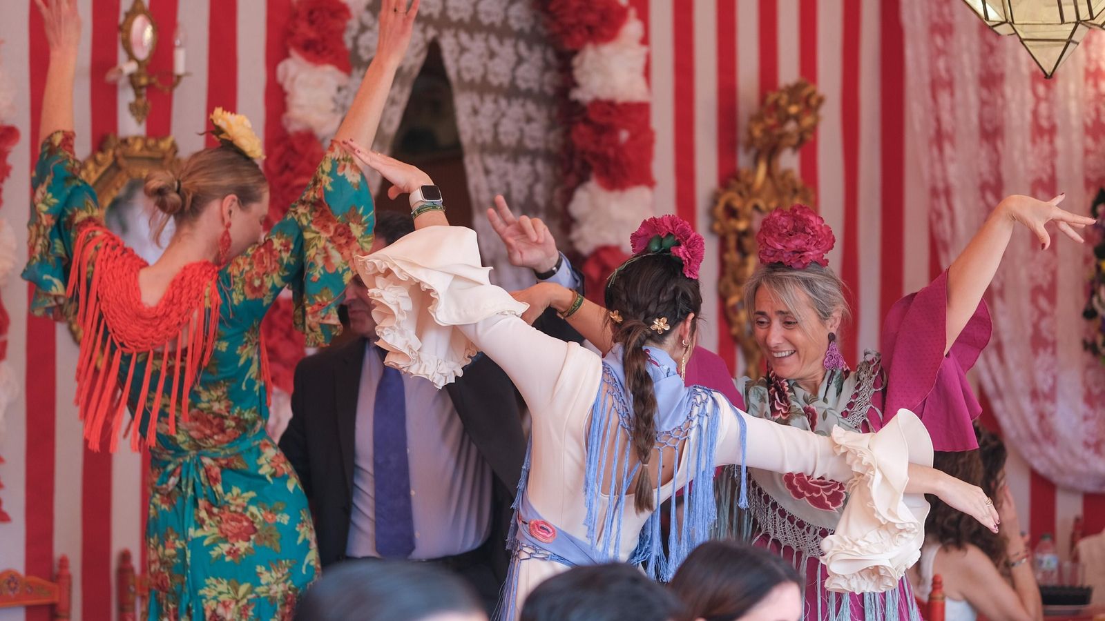 En algunas casetas seguían las ganas de fiesta, y de bailar sevillanas, pese al notable bajón de asistentes en el real.