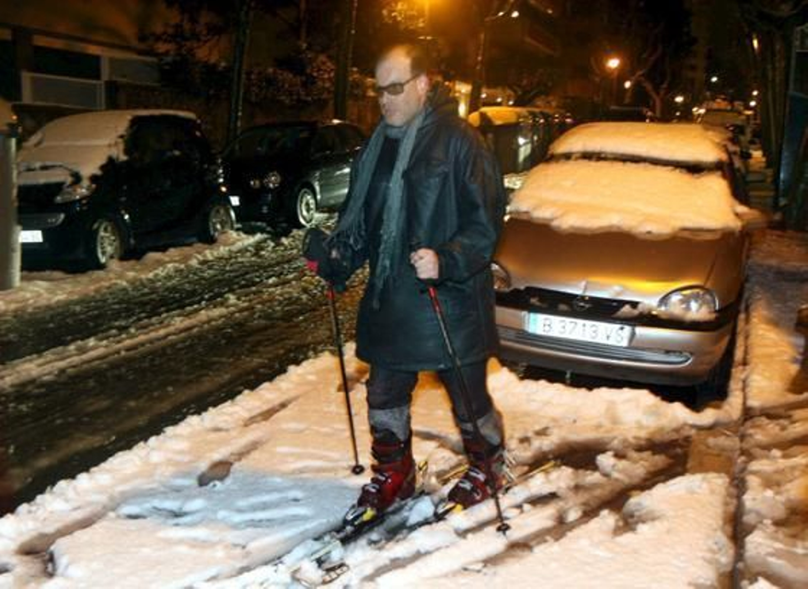Un hombre esquía para desplazarse en el centro de Barcelona. / EFE · AFP Photo · Reuters