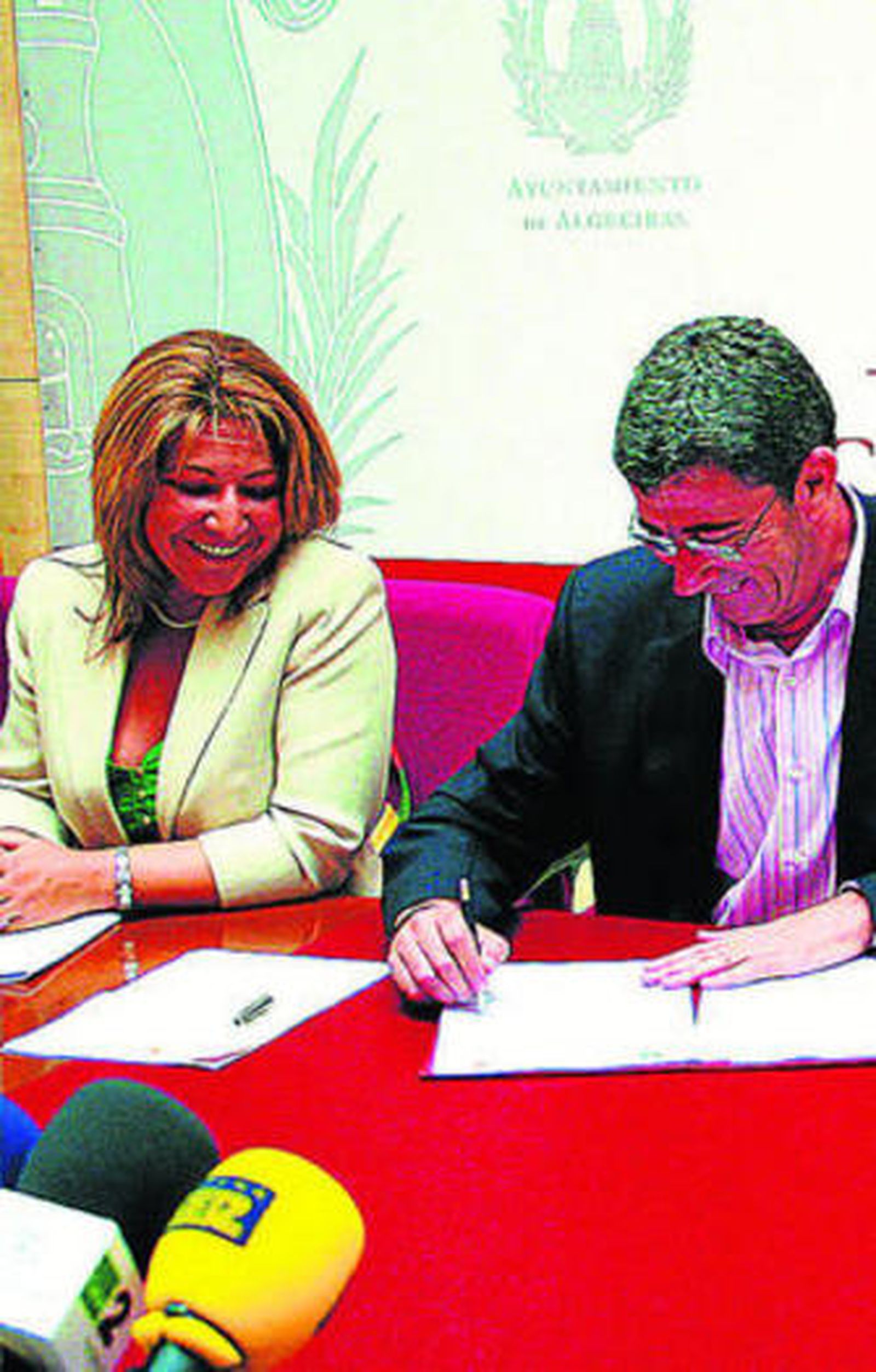 Angelines Ortiz y Tomás Herrera, en el Ayuntamiento de Algeciras.