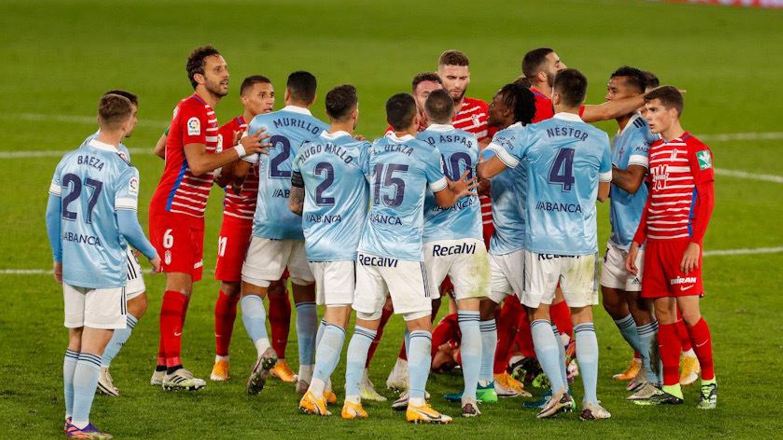El choque se endureció en la recta final terminando con un carrusel de amarillas.