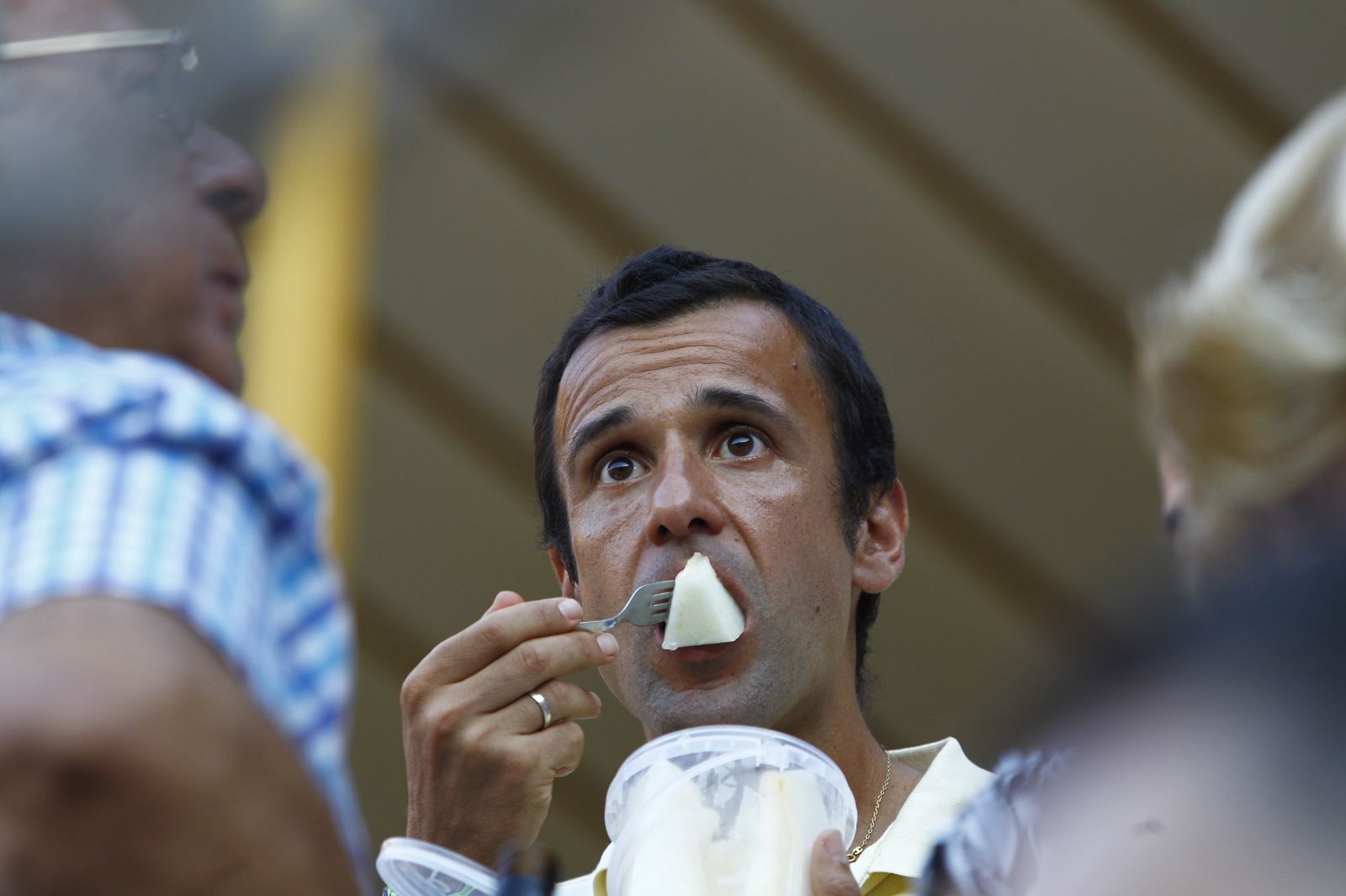 Imágenes del 'ambiente' en la corrida de toros de la Feria de Almería, con los diestros Morante de la Puebla, El Juli y Tomás Rufo