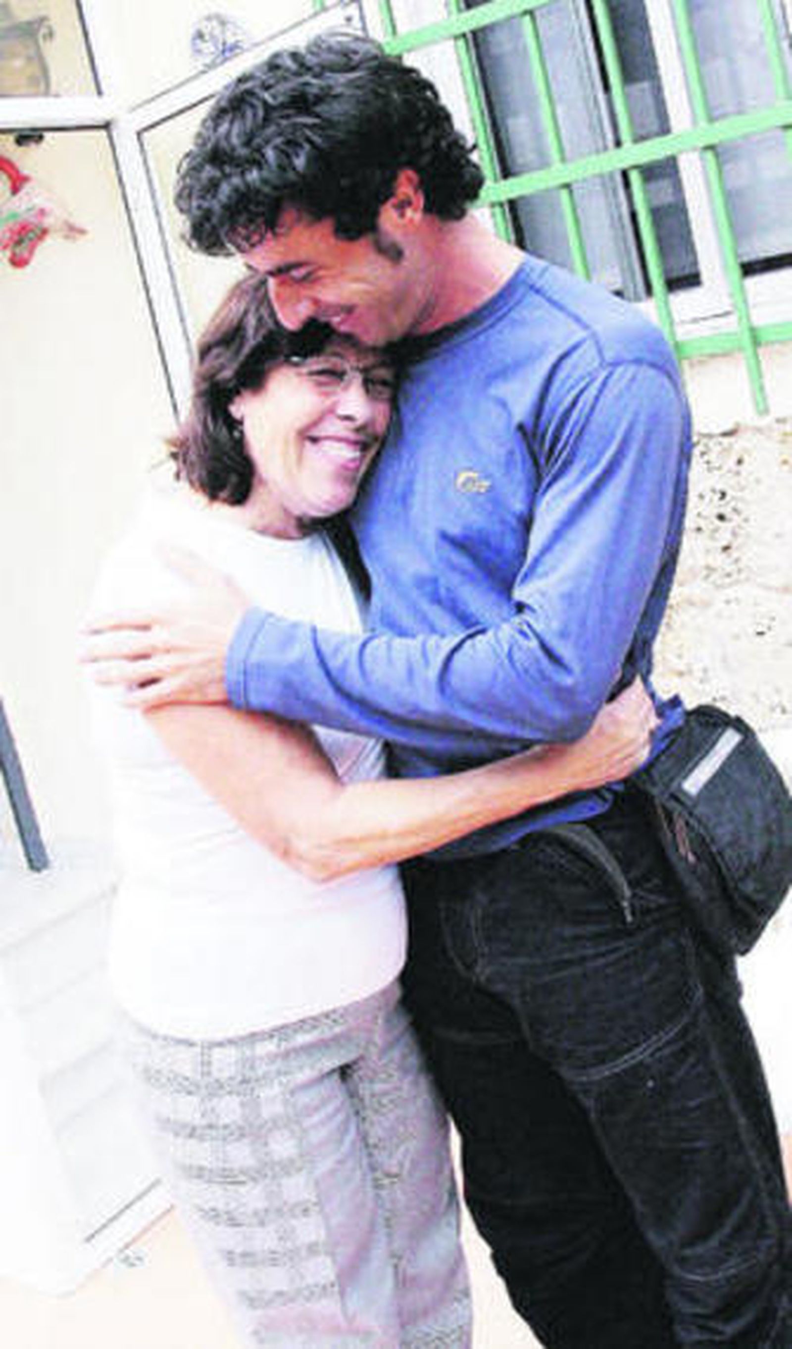 Morenatti, con su madre en la casa familiar de La Plata, a su regreso tras el secuestro sufrido en octubre de 2006 en Gaza.