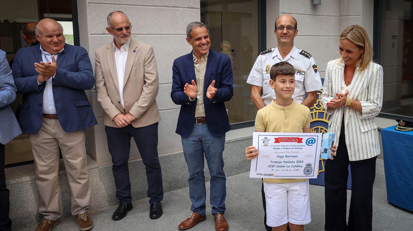 La policía entrega los 3º Premios de Infografías Sobre el Riesgo de Internet a escolares de Jerez