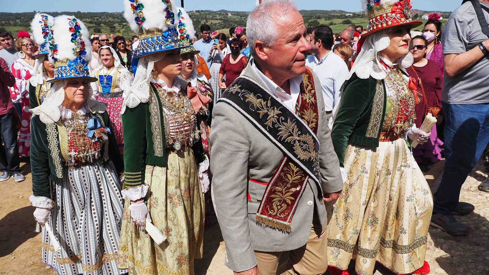 Las Bandas de San Benito, que porta el Mayordomo, es uno de los elementos fundamentales de la Romería