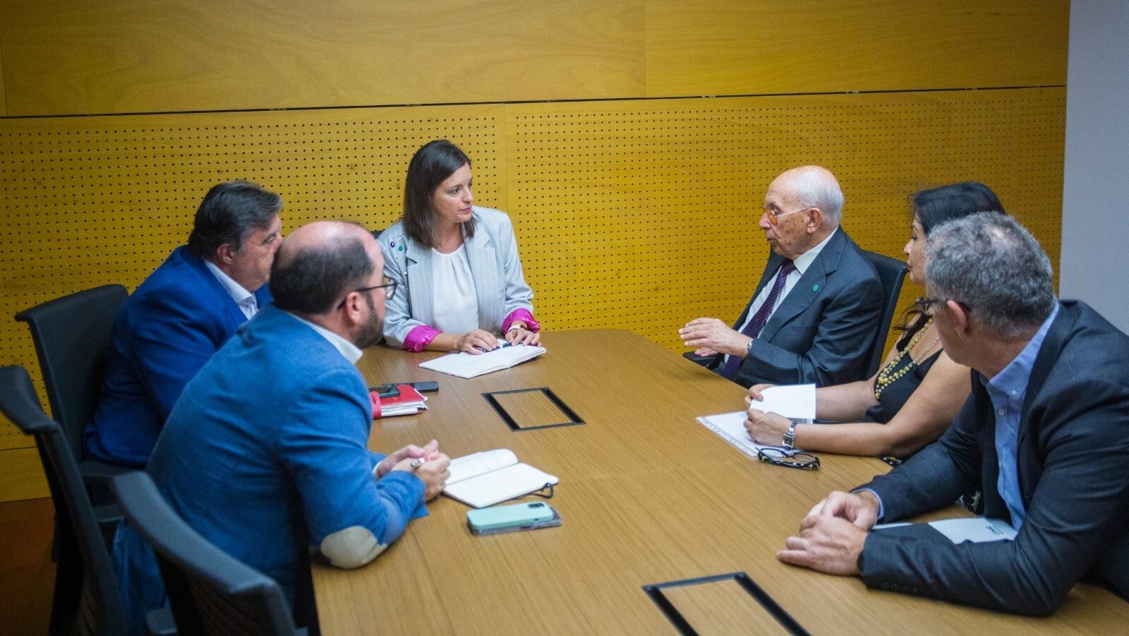 Cavada se reúne con el Colegio de Aparejadores.