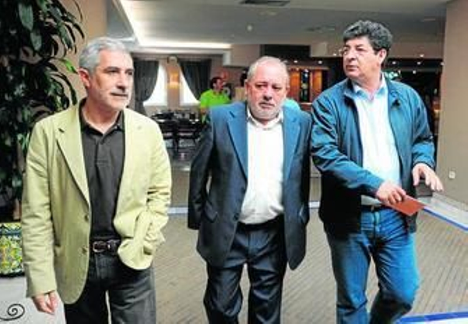 Ocaña, en el centro, acompañado por Gaspar Llamazares y Diego Valderas.