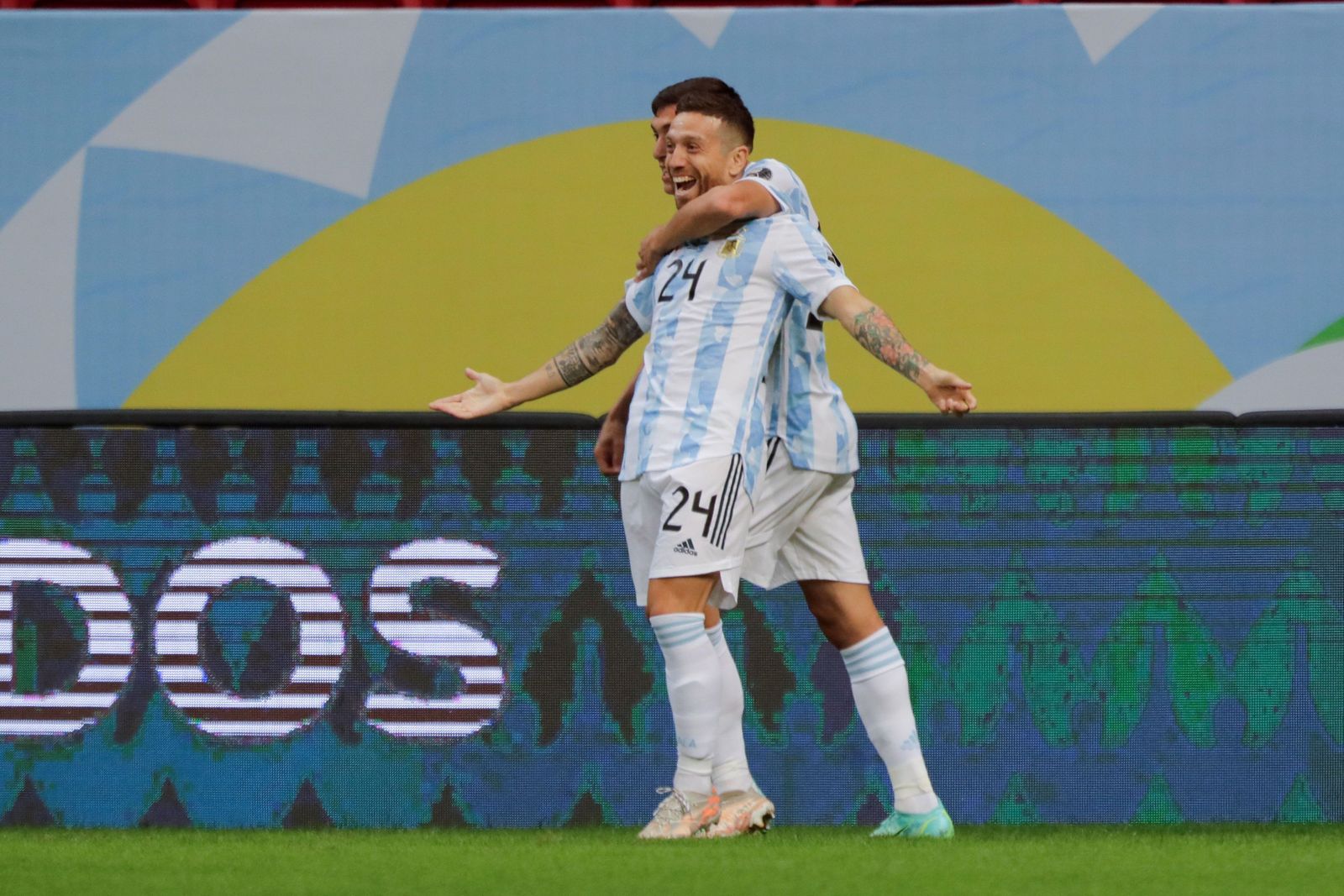 El Papu Gómez celebra el gol que significaría el pase a cuartos de Argentina.