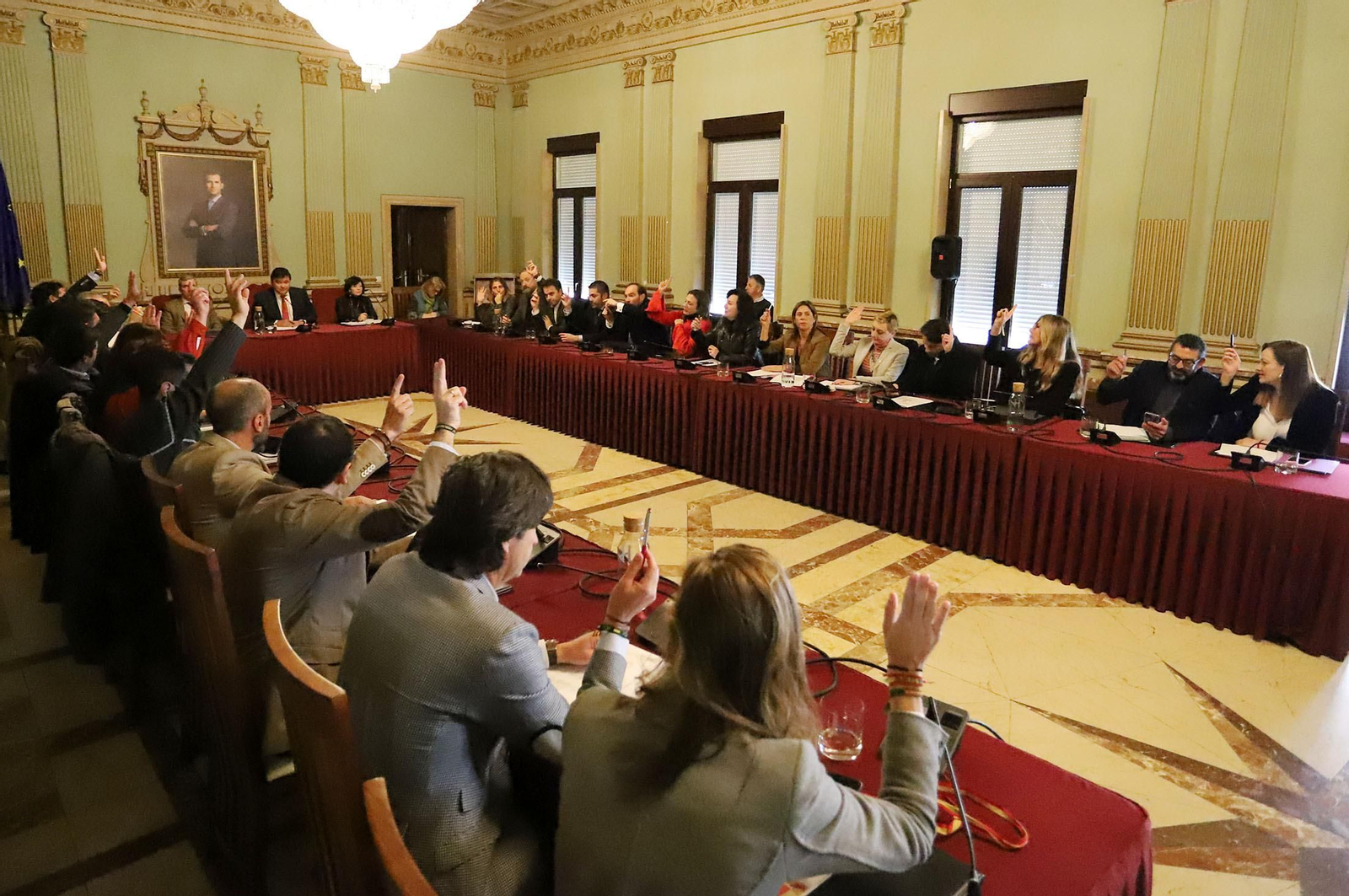Imágenes del pleno extraordinario en el Ayuntamiento