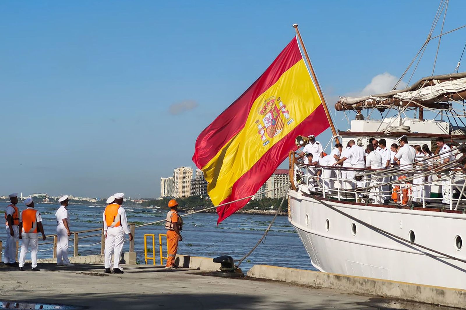El 'Juan Sebastián de Elcano' atraca en Santo Domingo.