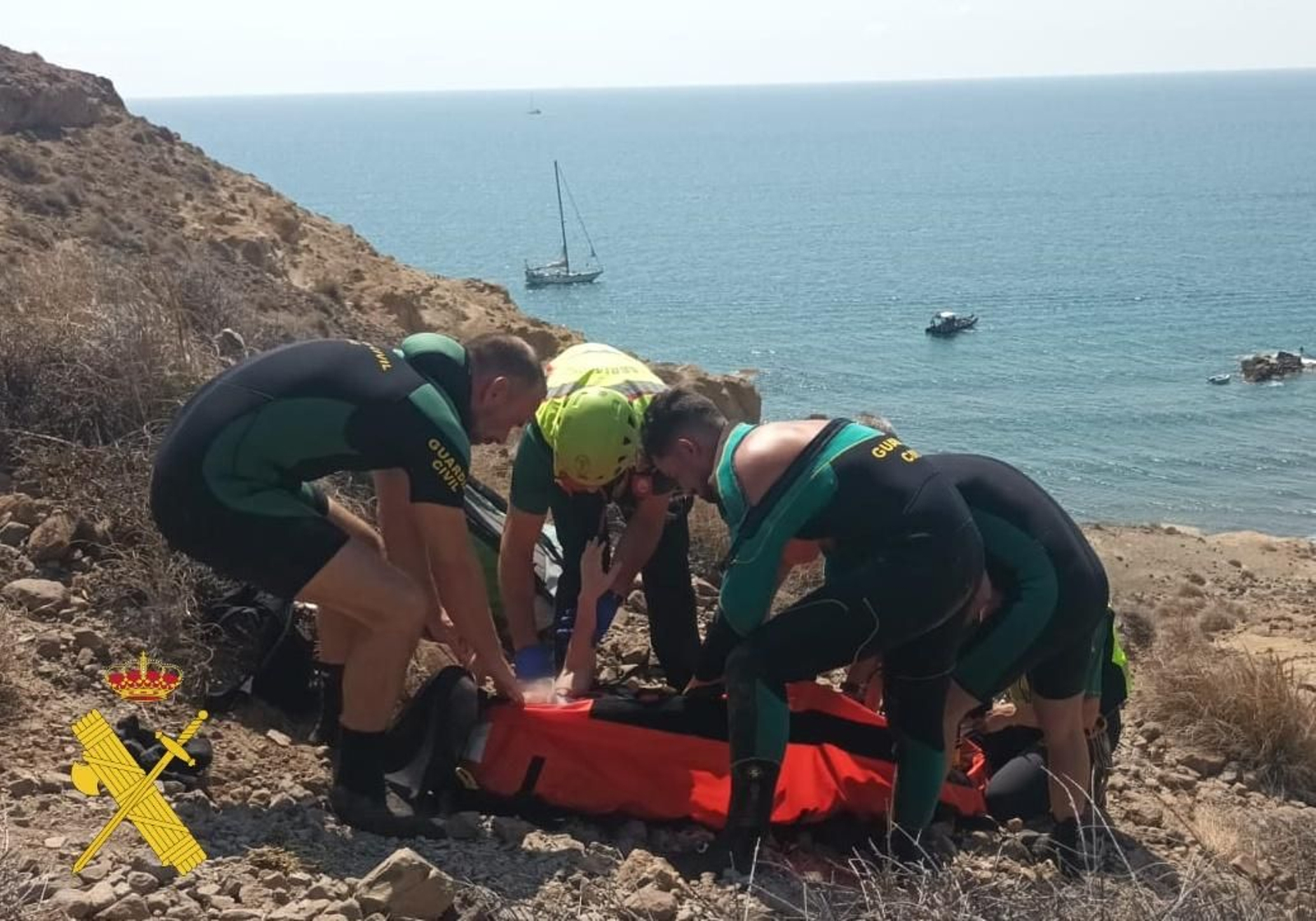 Buzos de la Guardia Civil durante el rescate de uno de los heridos