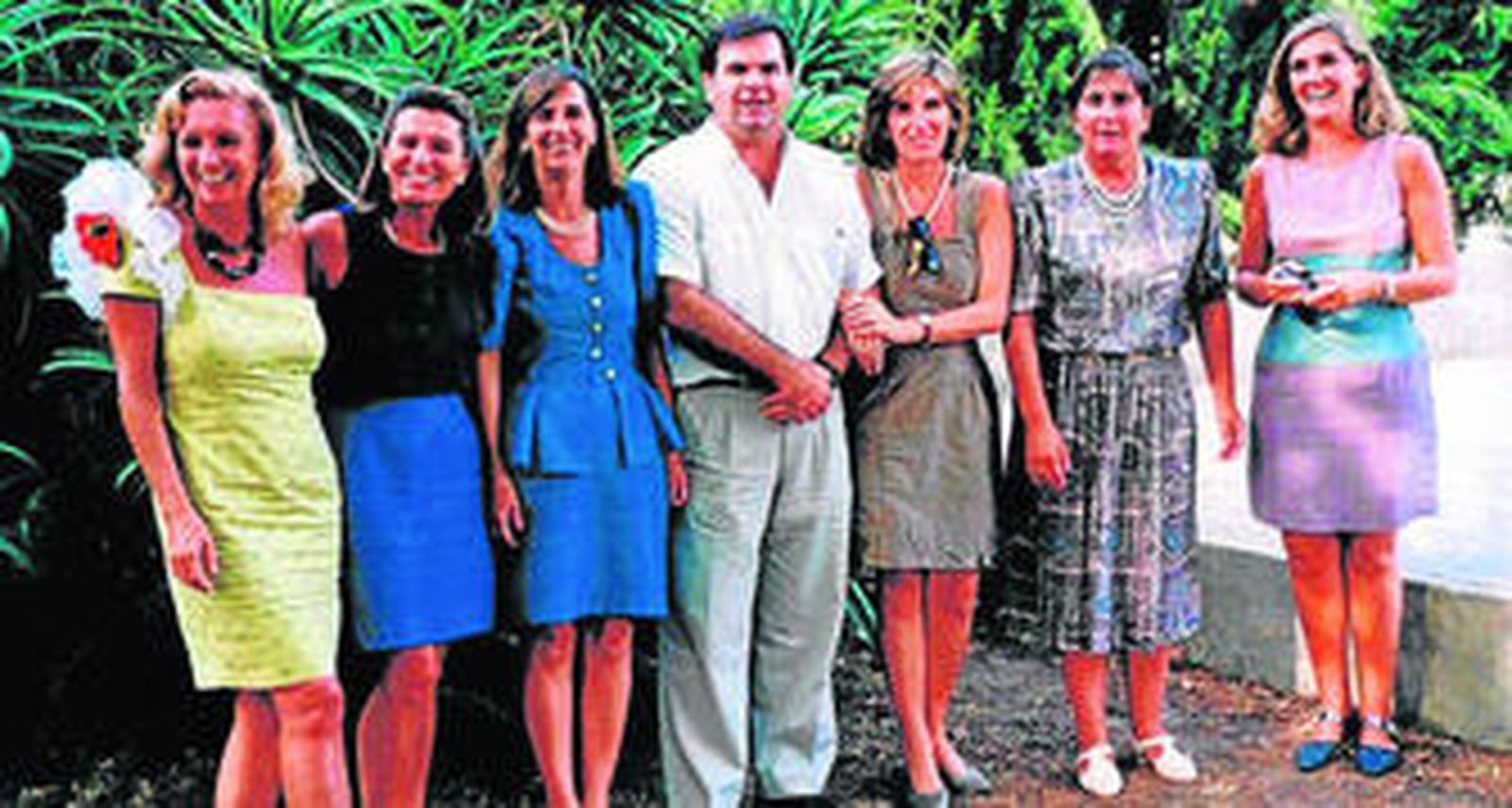 Rafael, en el centro, con sus hermanas Pilar, Mamen, Marta, Isabel, María Luisa y María José.