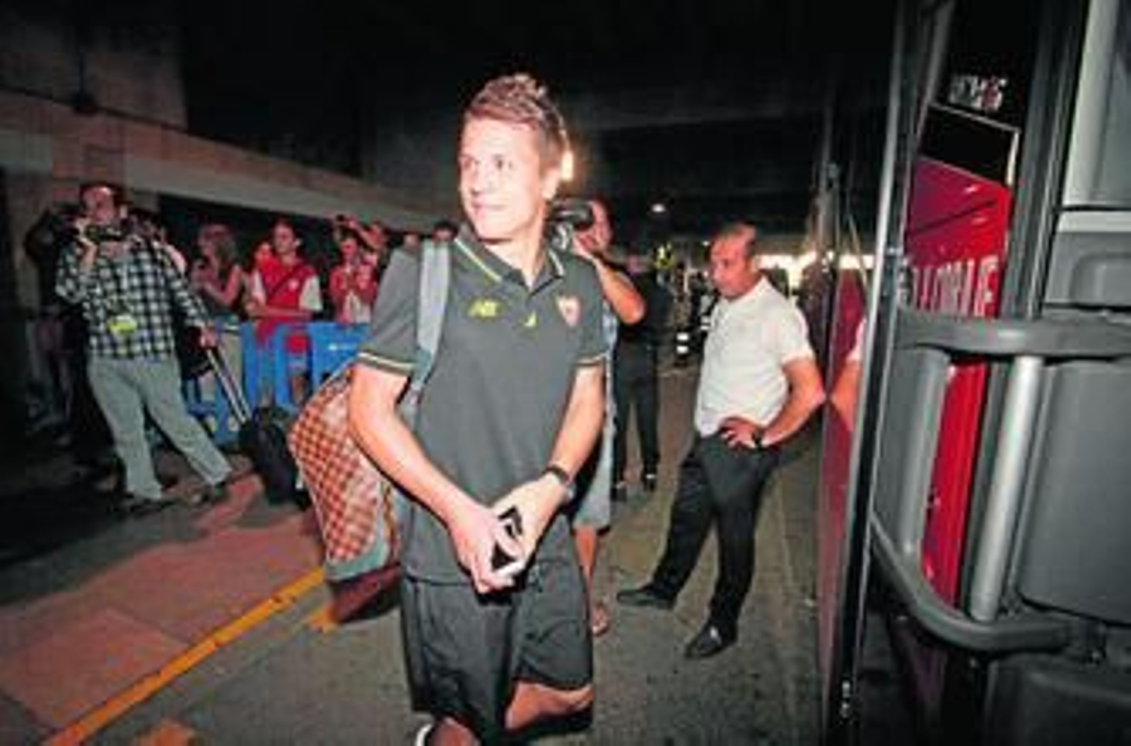 Castro y Emery, con los rostros propios de la derrota y el largo viaje.