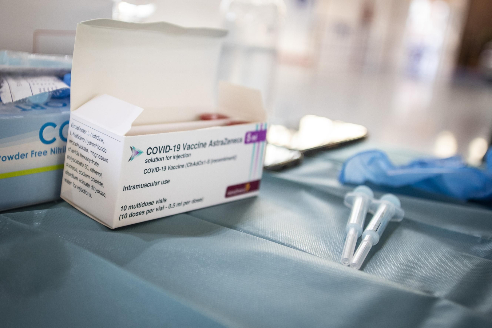 Fotos: colas en la vuelta a la vacunación masiva en Granada