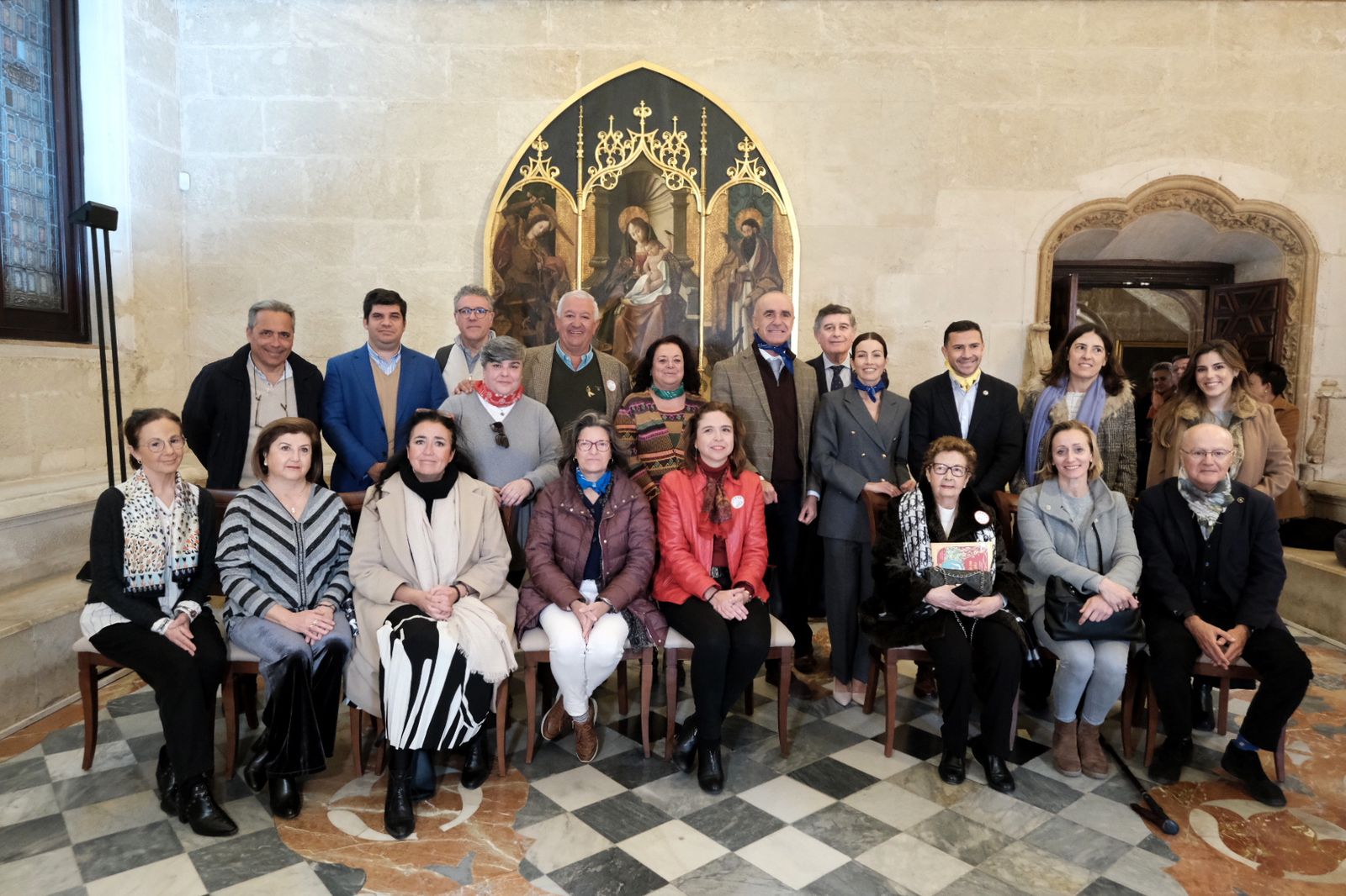 Antonio Muñoz y María Encarnación Aguilar junto a asociaciones, entidades, fundaciones y organizaciones no gubernamentales vinculadas al apoyo de las familias y la investigación contra el cáncer.