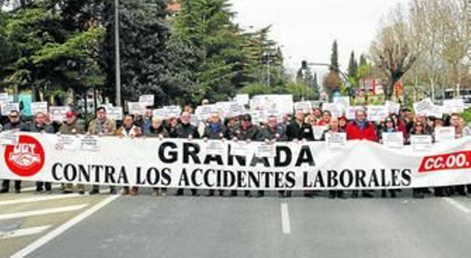 Minuto de silencio por la muerte de un trabajador en el Centro Comercial Nevada.
