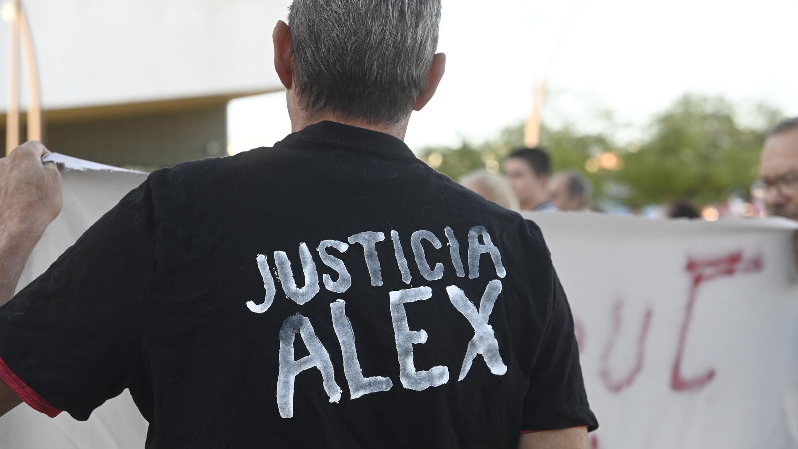 La concentración en apoyo a la familia de Alex en la Ciudad de la Justicia, en imágenes