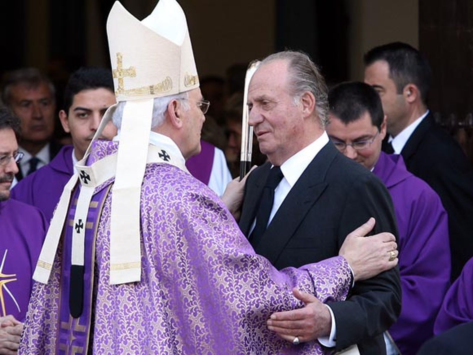 Don Juan Carlos asiste al funeral por Don Pedro de Orleans