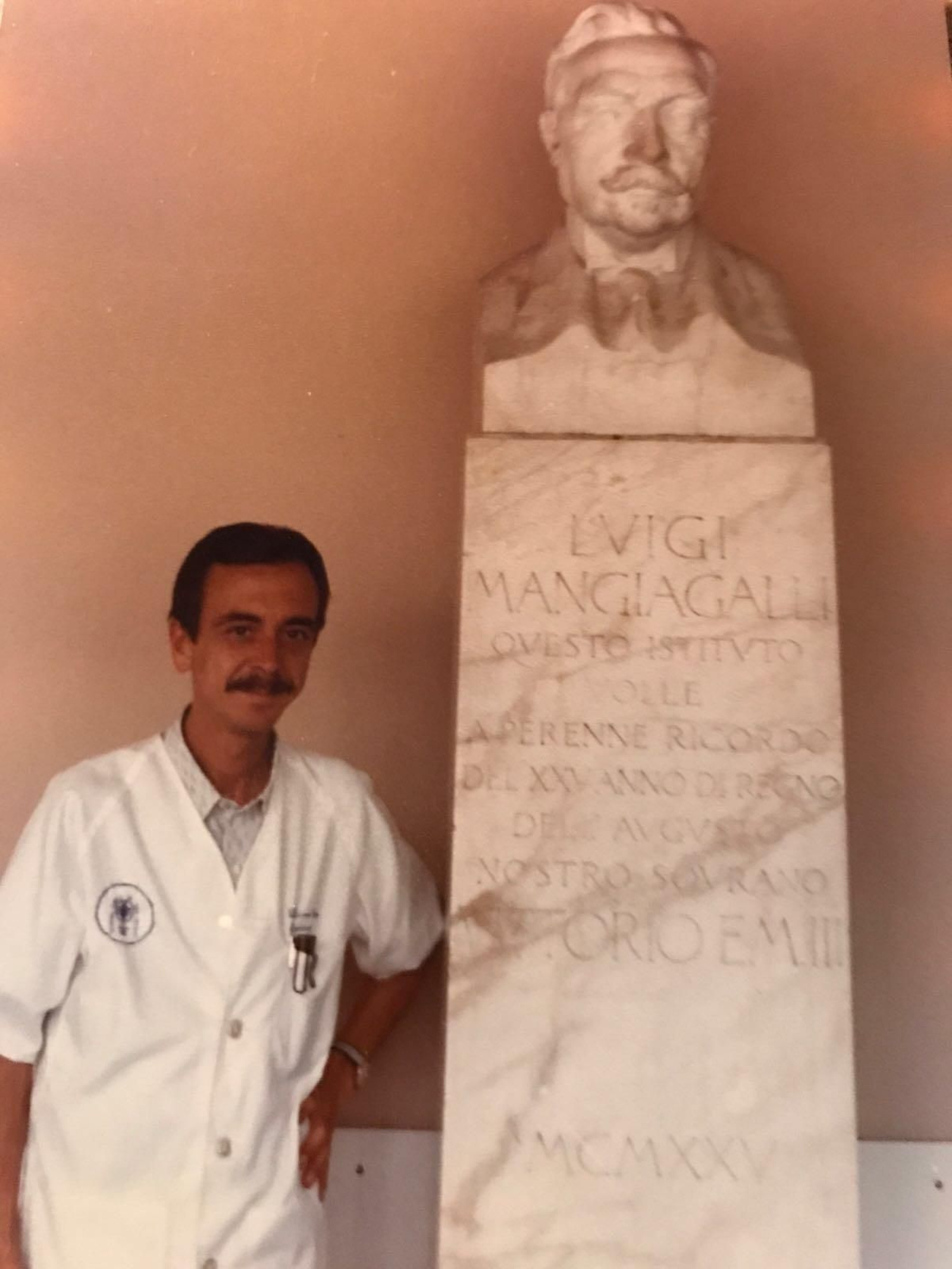 Al lado del busto del fundador del Instituto dei Tumori de Milán.