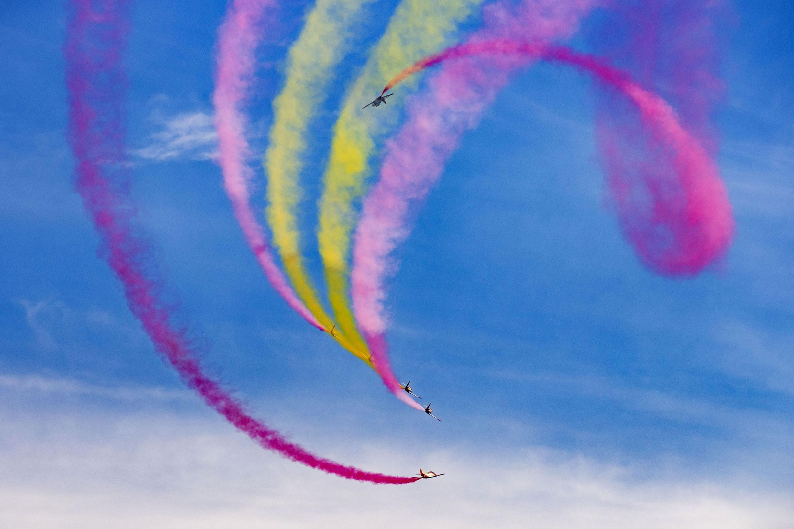 Espectaculares fotos de las acrobacias de la Patrulla Águila: cuatro décadas surcando los cielos