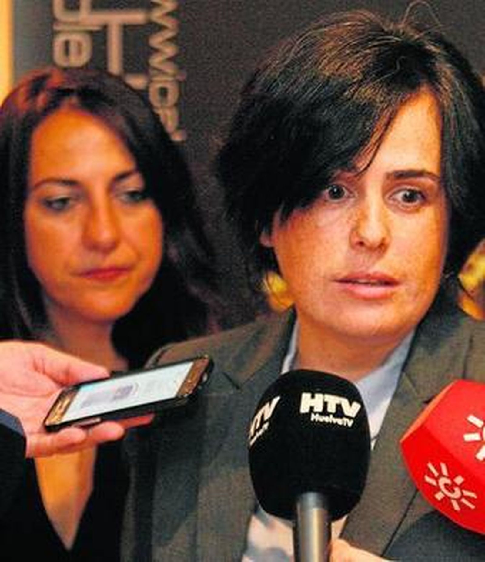 Isabel Román y Nuria Garrocho en primer plano.