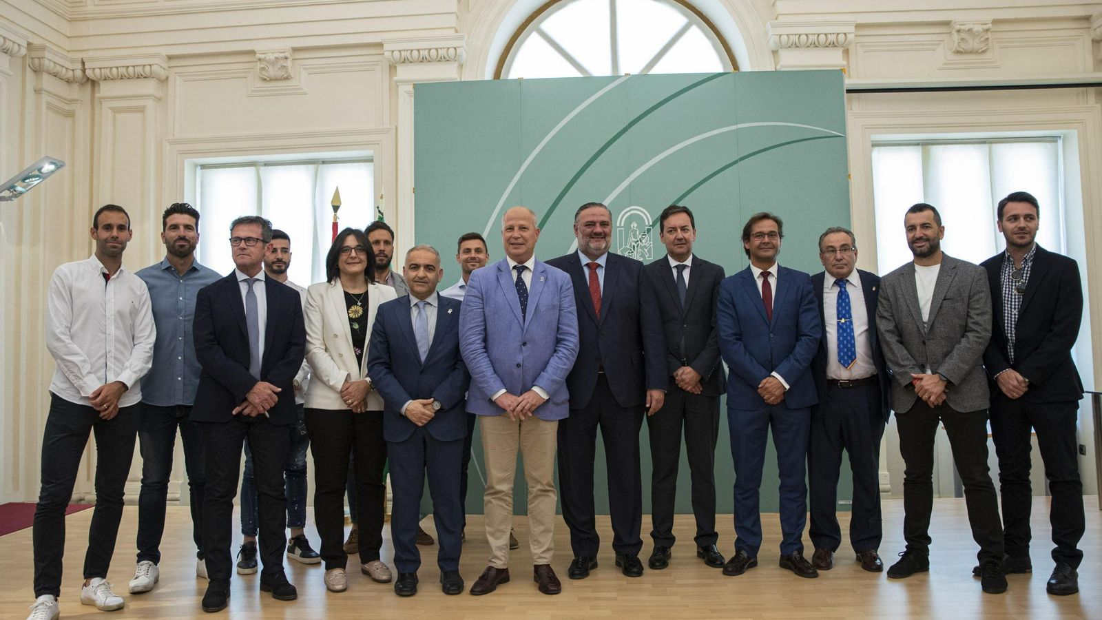 Políticos, directivos y jugadores posan en el acto celebrado en la sede la Junta en Granada.