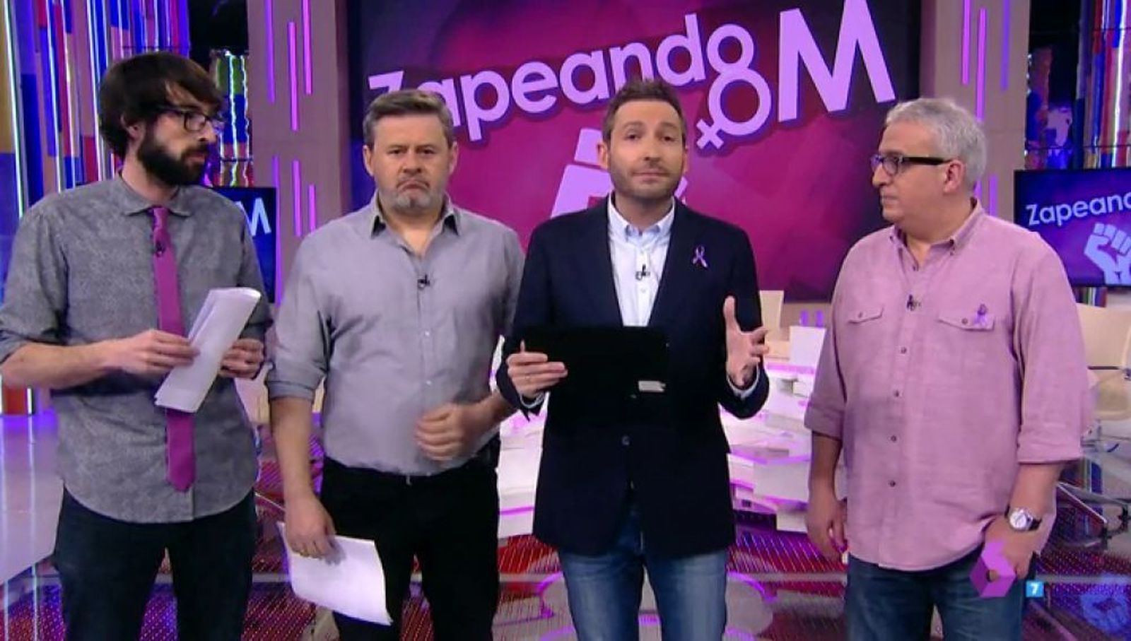 El intérprete de signos de Canal Sur 2 aguardaba en pantalla la reanudación de la señal en el primer canal