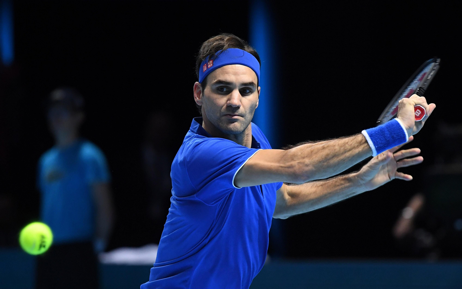 Federer seca a Anderson y pasa como primero