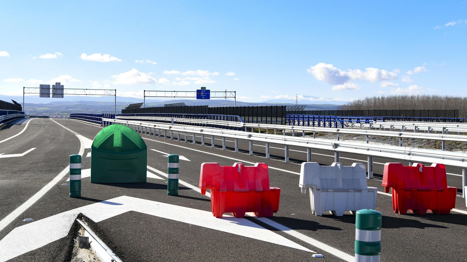 Los hitos que impiden la circulación se quitarán poco después del acto inaugural