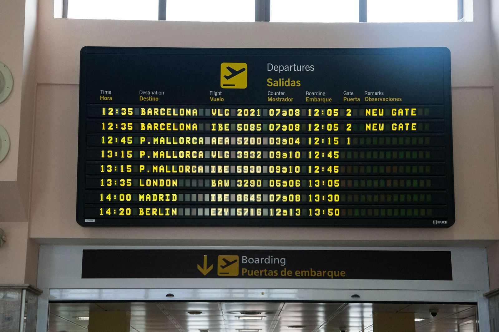 Panel de salidas del Aeropuerto de Granada con destinos nacionales e internacionales
