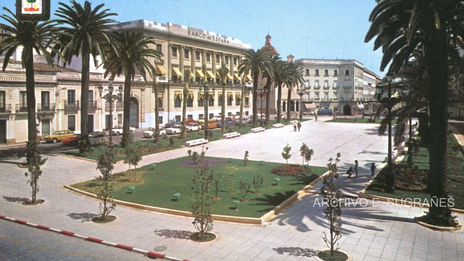 La plaza de las Mojas en los años 70, se observa su amplitud sin los actuales ficus.