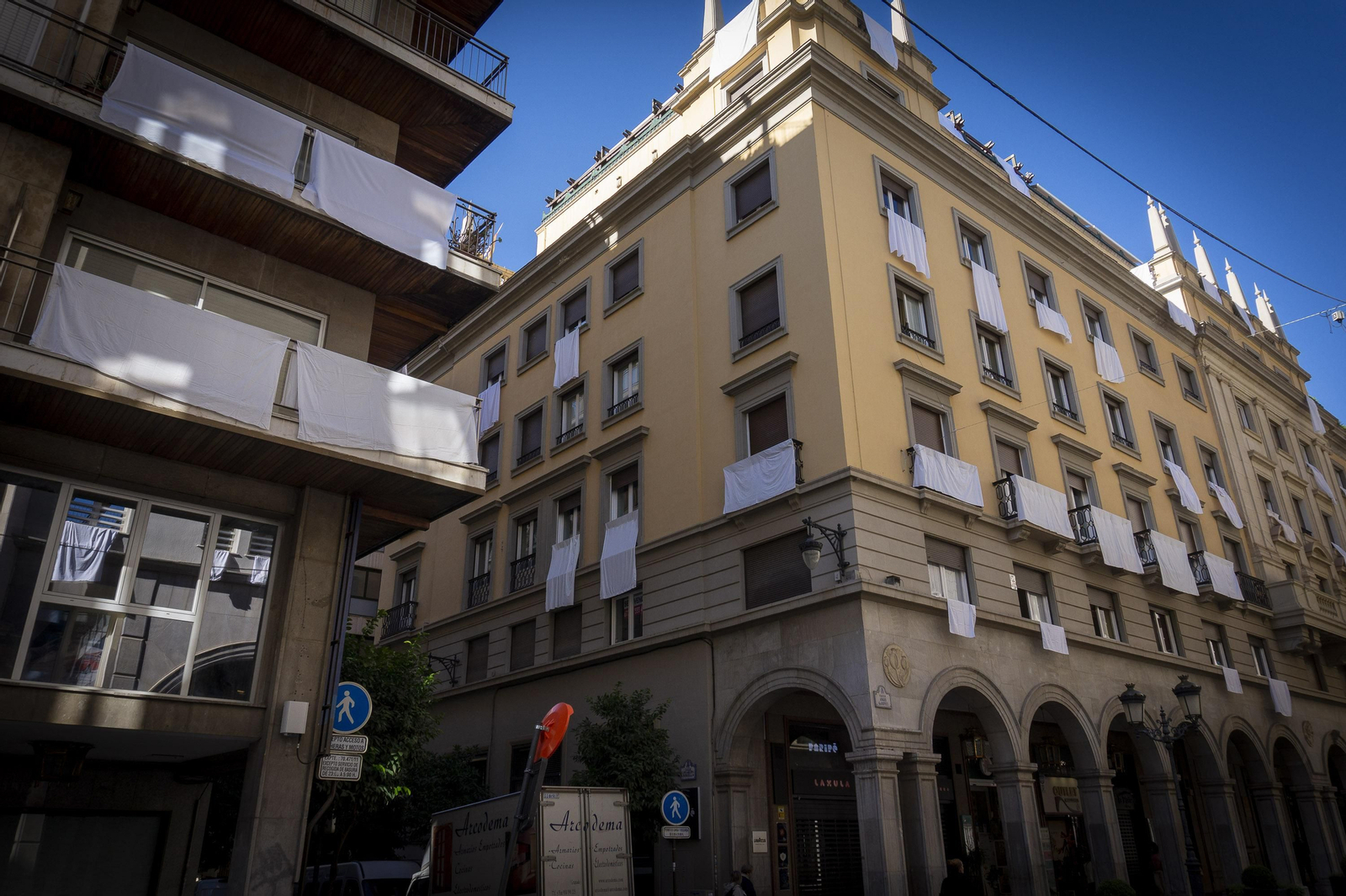 Fotos: Calle Ganivet de Granada vestida con sábanas blancas como protesta vecinal por los ruidos