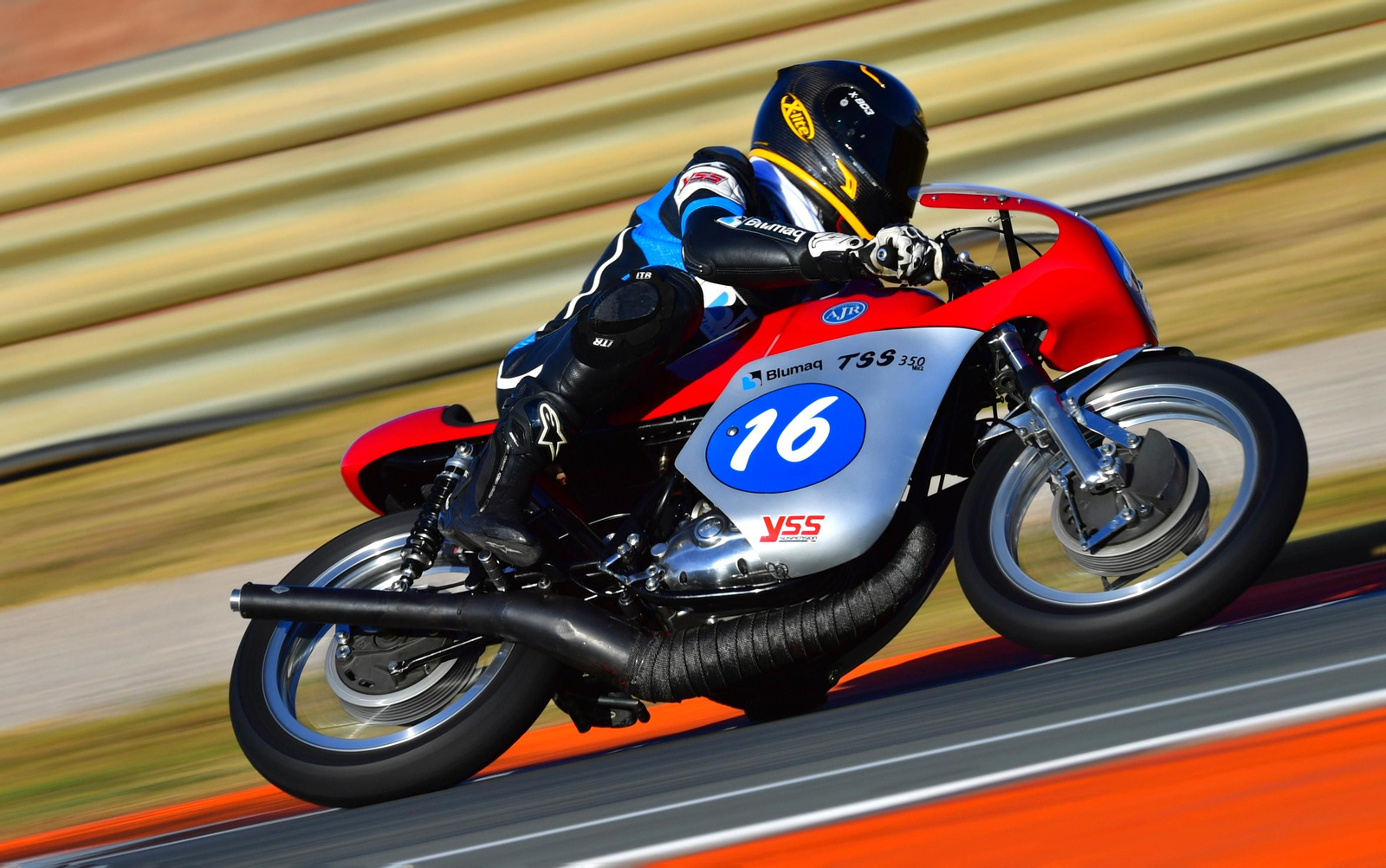 Una de las motos Clásicas rueda en la cita de Cartagena. Una de las motos Clásicas rueda en la cita de Cartagena.