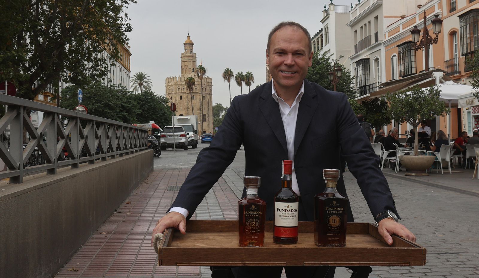 Ángel Piña, en Sevilla junto al restuarante Mareante, posa con parte de su gama de brandies.