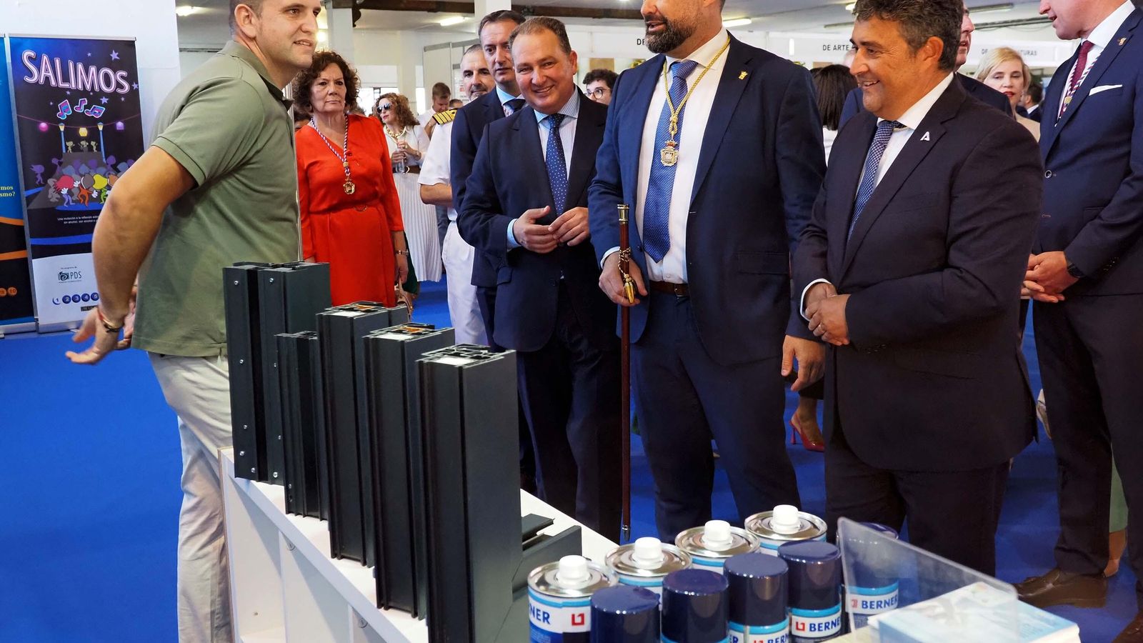 Un momento de la visita de las autoridades a la zona expositiva Un momento de la visita de las autoridades a la zona expositiva