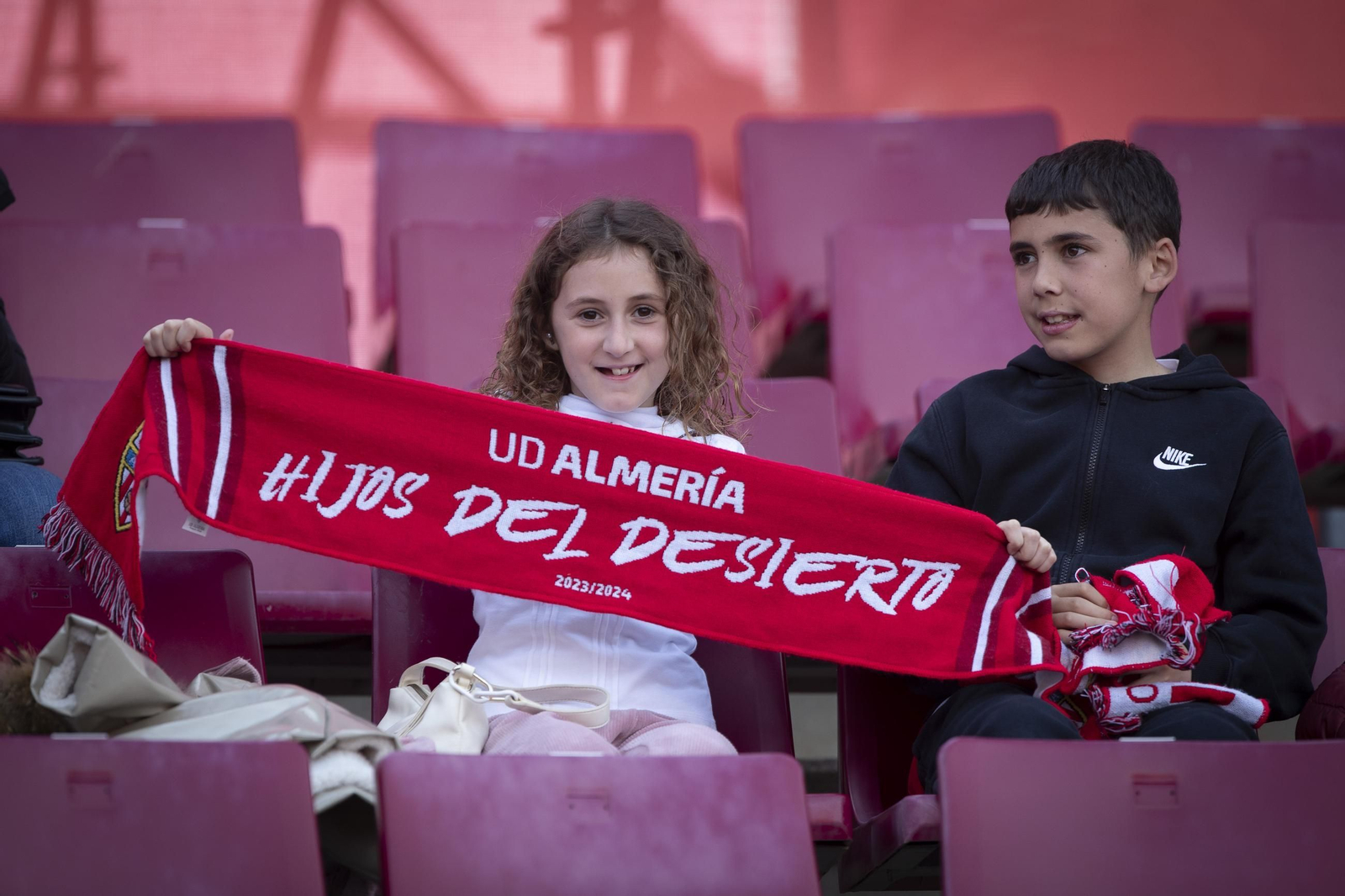 Encuéntrate en el recibimiento al Granada y la grada de Los Cármenes