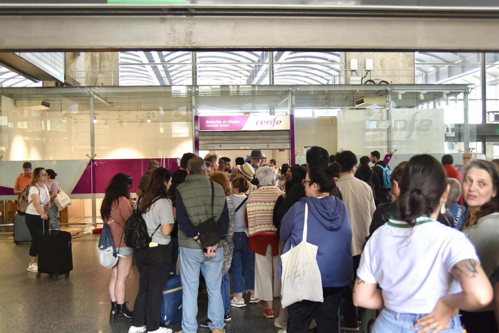 Las imágenes de la estación de trenes de Córdoba con cientos de personas atrapadas tras el apagón