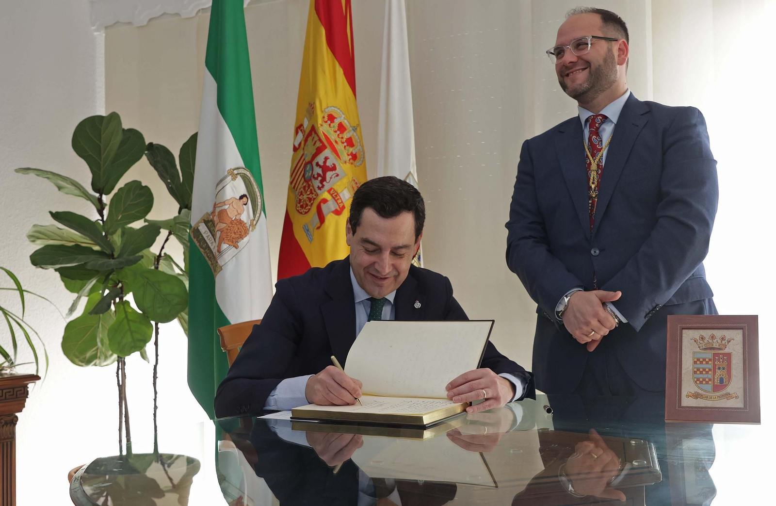Juanma Moreno inaugura en Castellar la nueva tubería de agua para abastecer la zona norte de San Roque y el Valle del Guadiaro, en imágenes