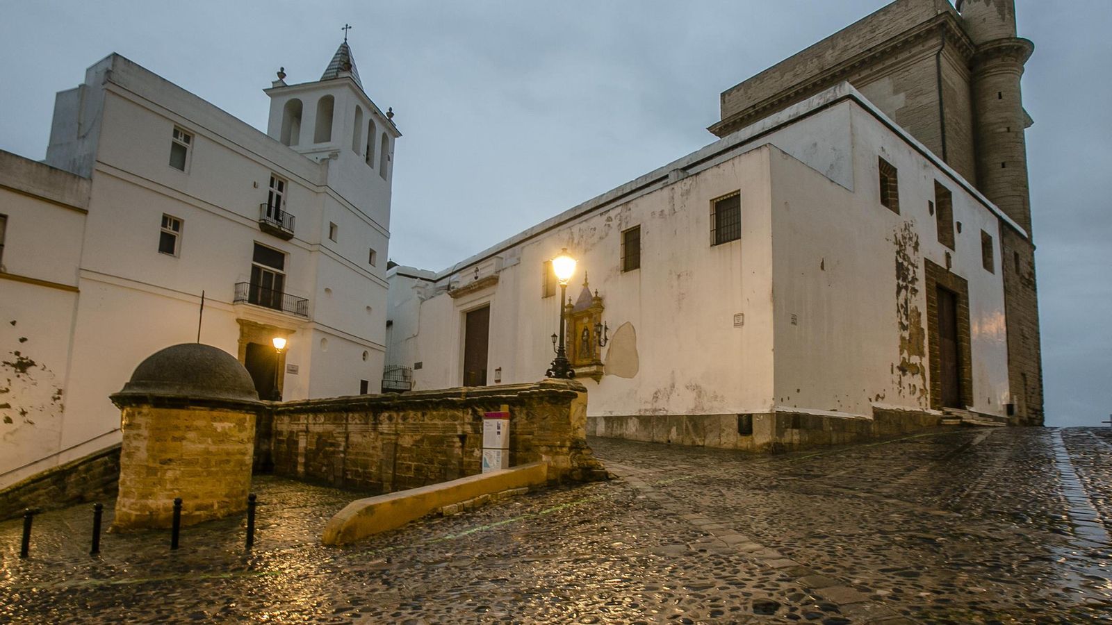 Exterior de la Catedral Vieja de Cádiz.