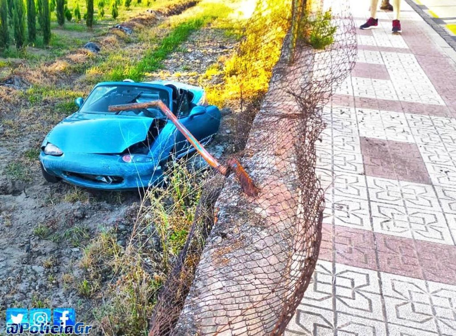 Un coche sufre un accidente delante de la Jefatura de Policía Local de Granada