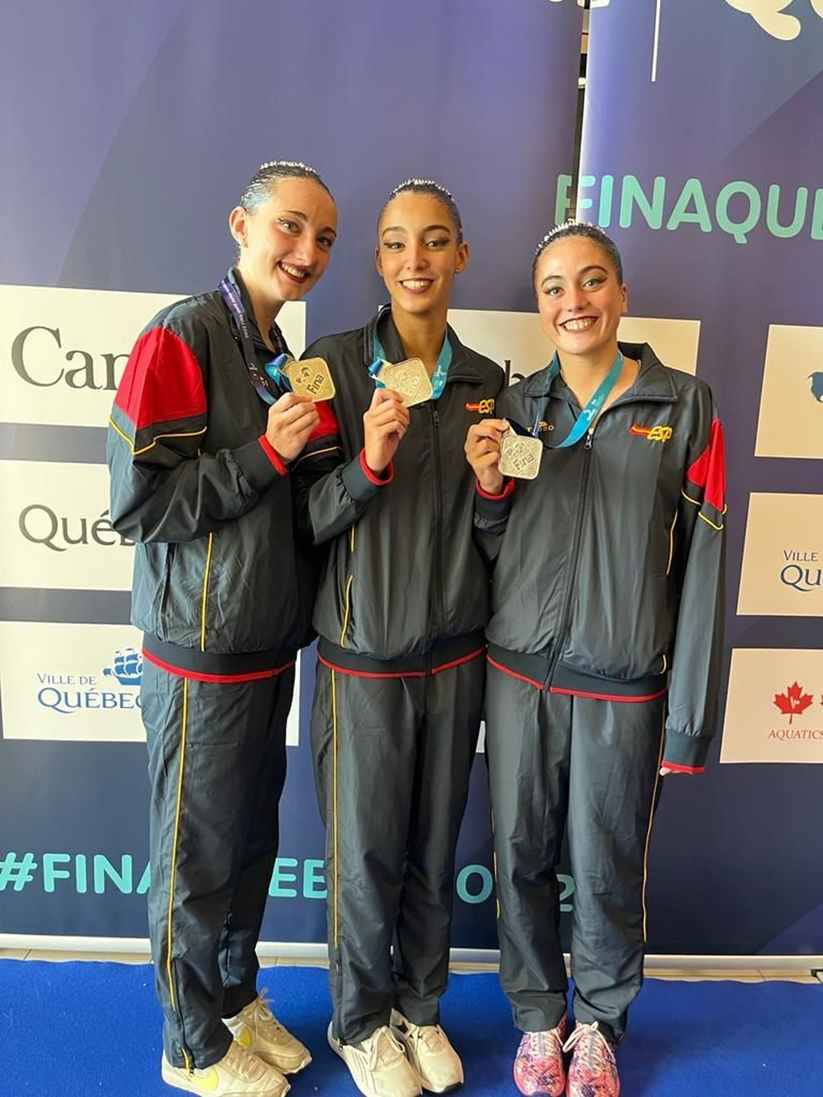 Aurora Lázaro, Marina García y Carmen Beato posan con su medalla de oro que las acredita como campeonas del mundo en Highlight.